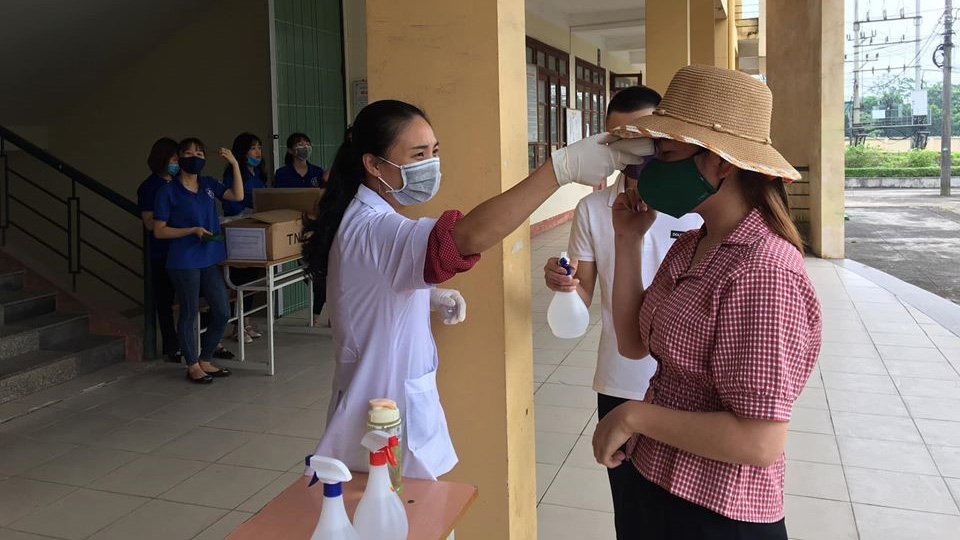 Sinh viên Nhà trường đo thân nhiệt, xịt sát khuẩn, đeo khẩu trang trong ngày đầu quay trở lại trường sau đợt nghỉ kéo dài